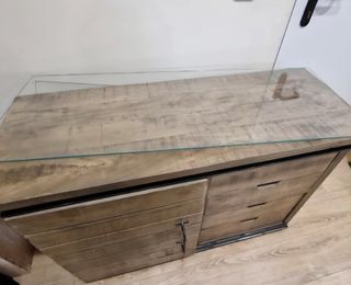 Mueble bar con encimera de cristal