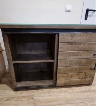 Mueble bar con encimera de cristal