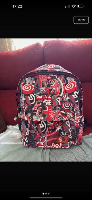 Mochila estampada roja y negra