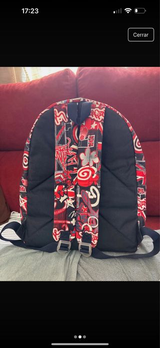 Mochila estampada roja y negra