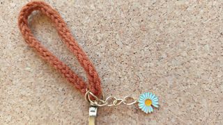 Monedero aGanchillo-crochet marrón-amarillo