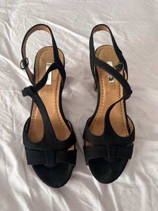Sandalias negras ante
