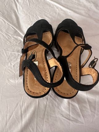 Sandalias negras ante