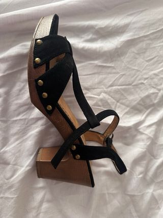 Sandalias negras ante