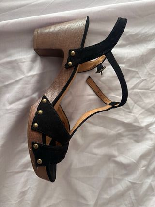 Sandalias negras ante