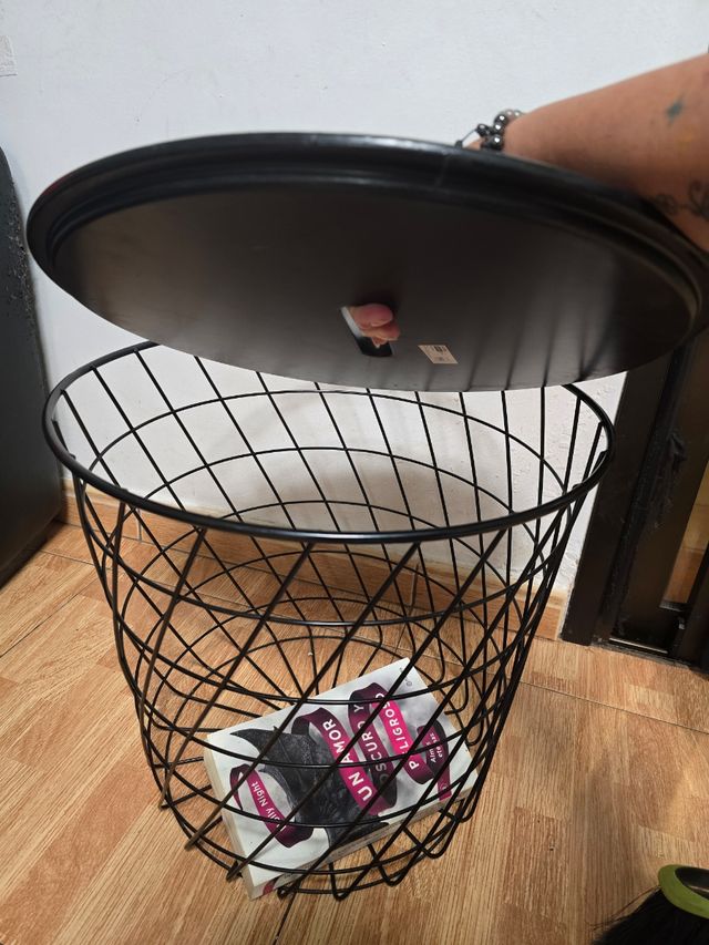 Mesa auxiliar negra metal y madera Negra.