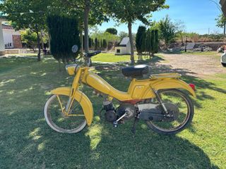 Movylette clásica amarilla para reparar