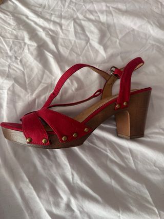 Sandalias rojas tacón medio