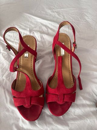 Sandalias rojas tacón medio