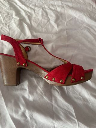 Sandalias rojas tacón medio