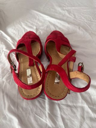 Sandalias rojas tacón medio