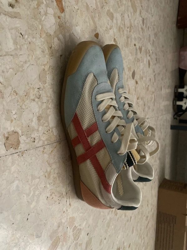 Zapatillas deportivas beige-azul de vestir.