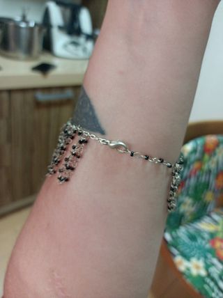 Pulsera negra con flecosbde abalorios