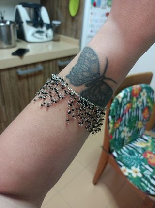 Pulsera negra con flecosbde abalorios