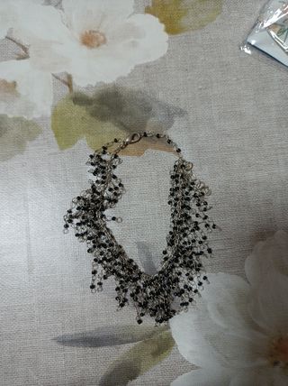 Pulsera negra con flecosbde abalorios