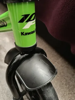 Bicicleta verde sin pedales Kawasaki infantil.