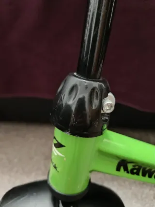 Bicicleta verde sin pedales Kawasaki infantil.