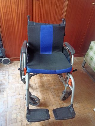 Ragalo silla para ducha, llevando la silla.
