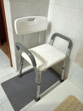 Ragalo silla para ducha, llevando la silla.