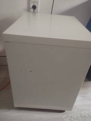 Mueble blanco con ruedas