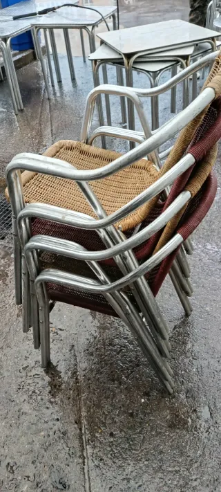 Mesas aluminio - 4 mesas cuadradas y 3 redondas si