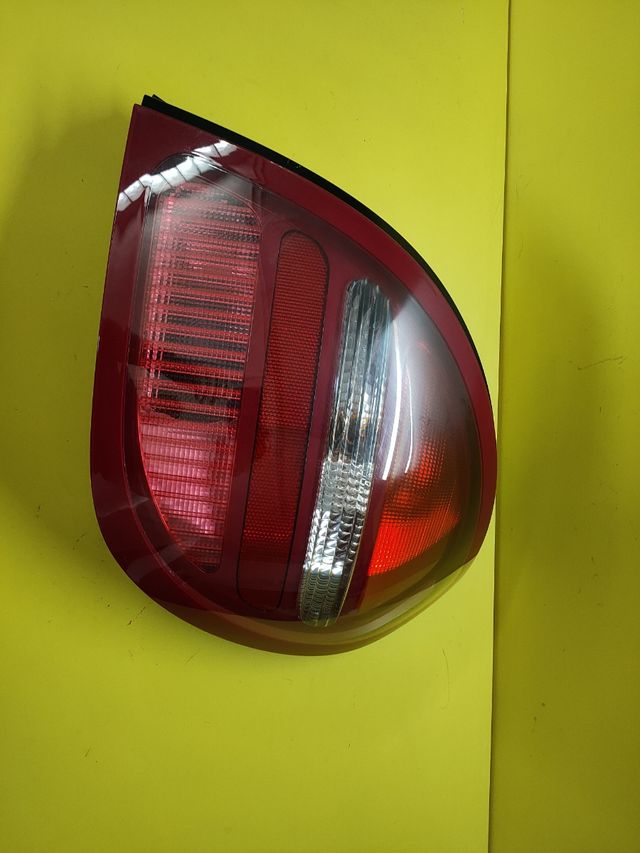 PILOTO TRASERO DERECHO NISSAN ALMERA II N16