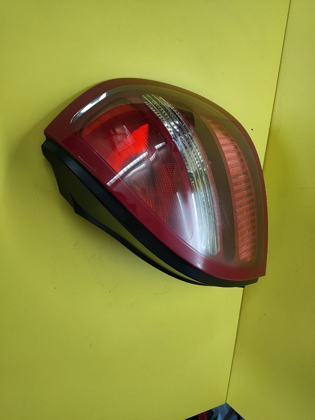 PILOTO TRASERO DERECHO NISSAN ALMERA II N16