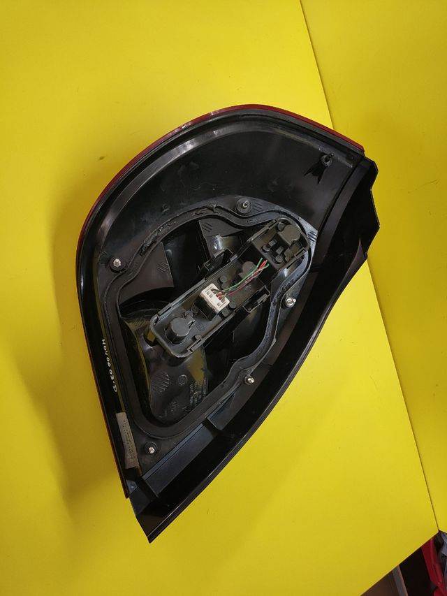 PILOTO TRASERO DERECHO NISSAN ALMERA II N16