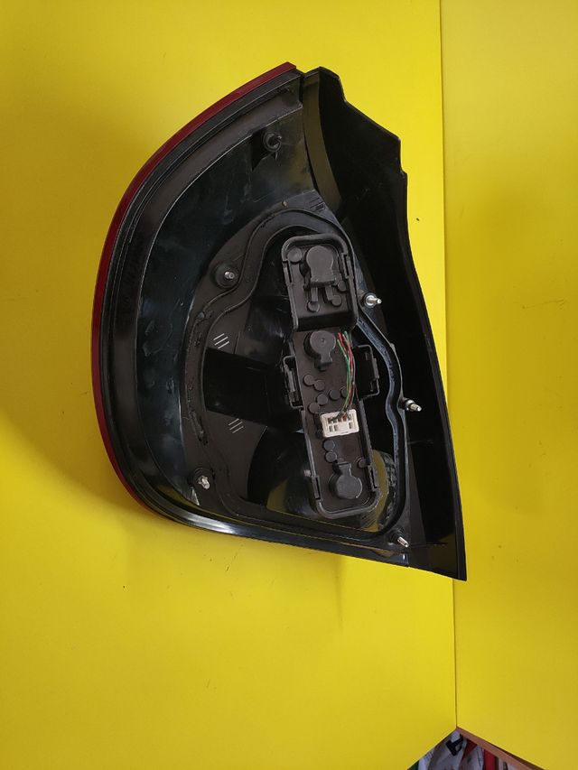 PILOTO TRASERO DERECHO NISSAN ALMERA II N16