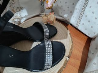 Sandalias cuña negras brillantes