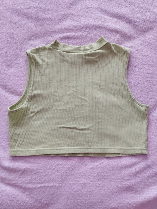 Top corto verde sin mangas