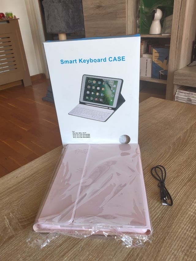 Funda teclado iPad 10.2" rosa.