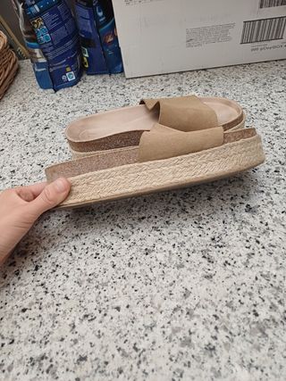 Sandalias beige con plataformas