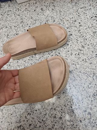 Sandalias beige con plataformas