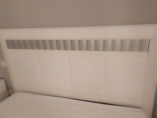 Cabecero y mesitas noche blanco y plata