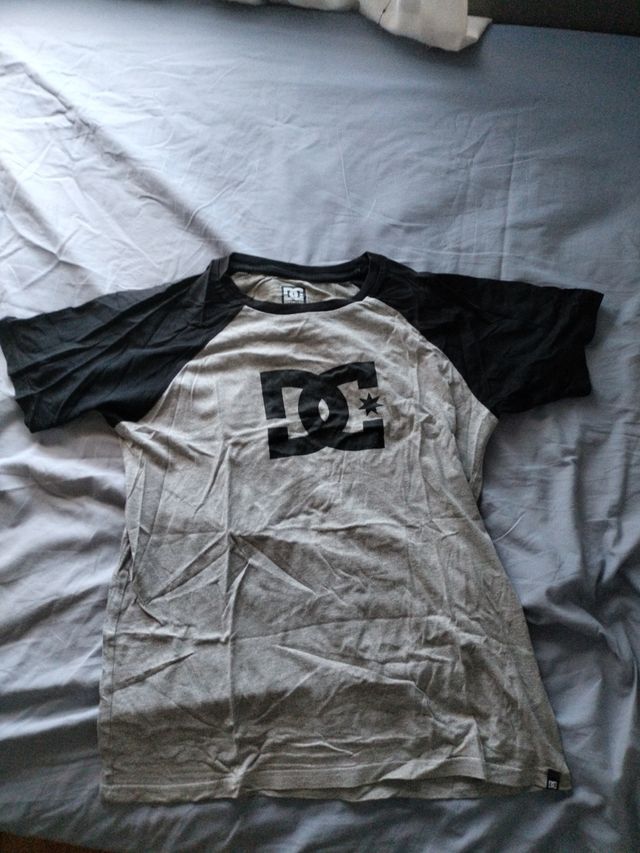 Camiseta DC Shoes gris y negra