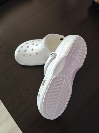 Crocs blancos clásicos
