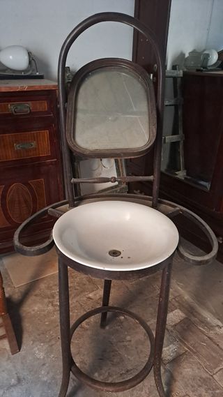 Lavabo antiguo con espejo