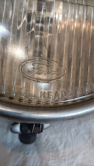 Foco delantero Ford antiguo