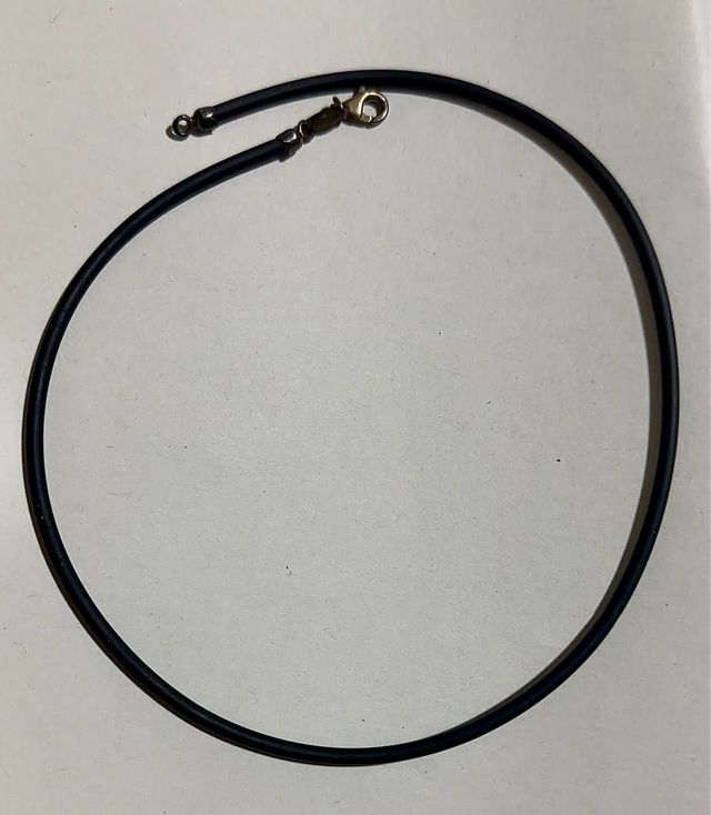 Gargantilla TOUS negra y cierre plateado.