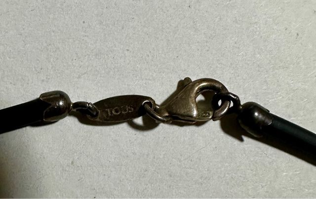 Gargantilla TOUS negra y cierre plateado.