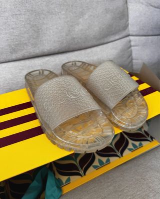 Sandalias Gucci Adilette transparentes