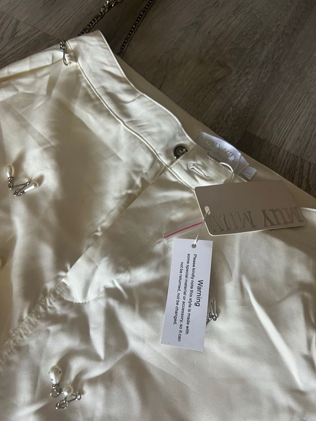 Pantalones blancos con perlas