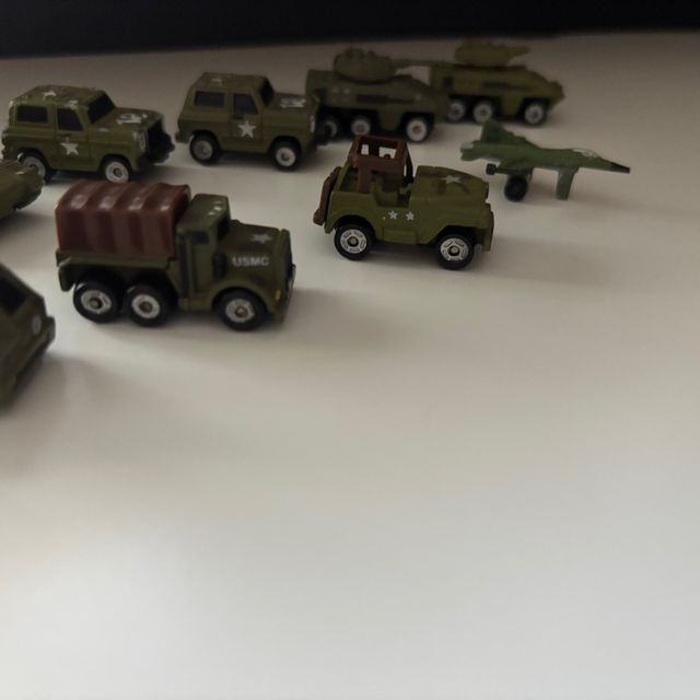 12 Mini Vehículos Militares