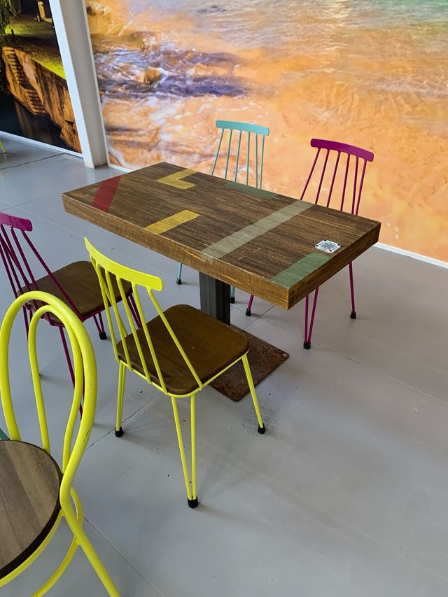 Mesas y sillas vintage multicolor