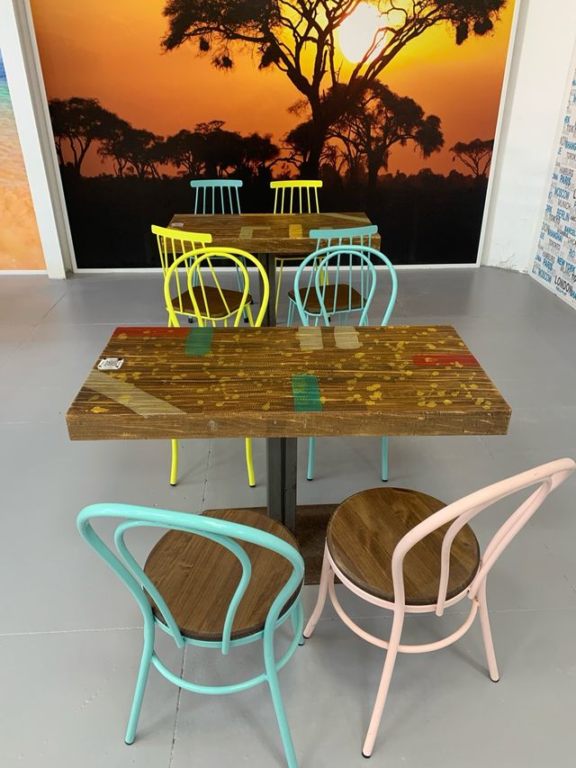 Mesas y sillas vintage multicolor