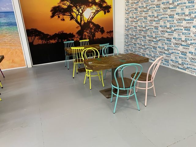 Mesas y sillas vintage multicolor