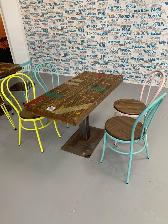 Mesas y sillas vintage multicolor