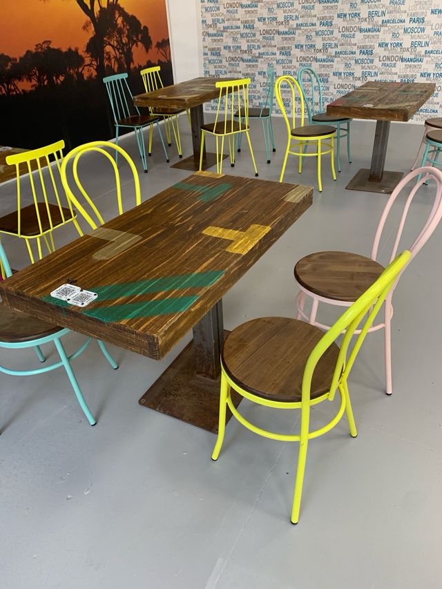 Mesas y sillas vintage multicolor