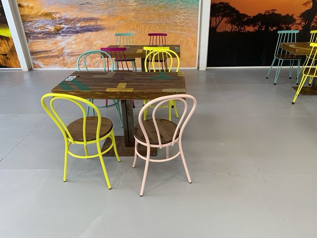 Mesas y sillas vintage multicolor